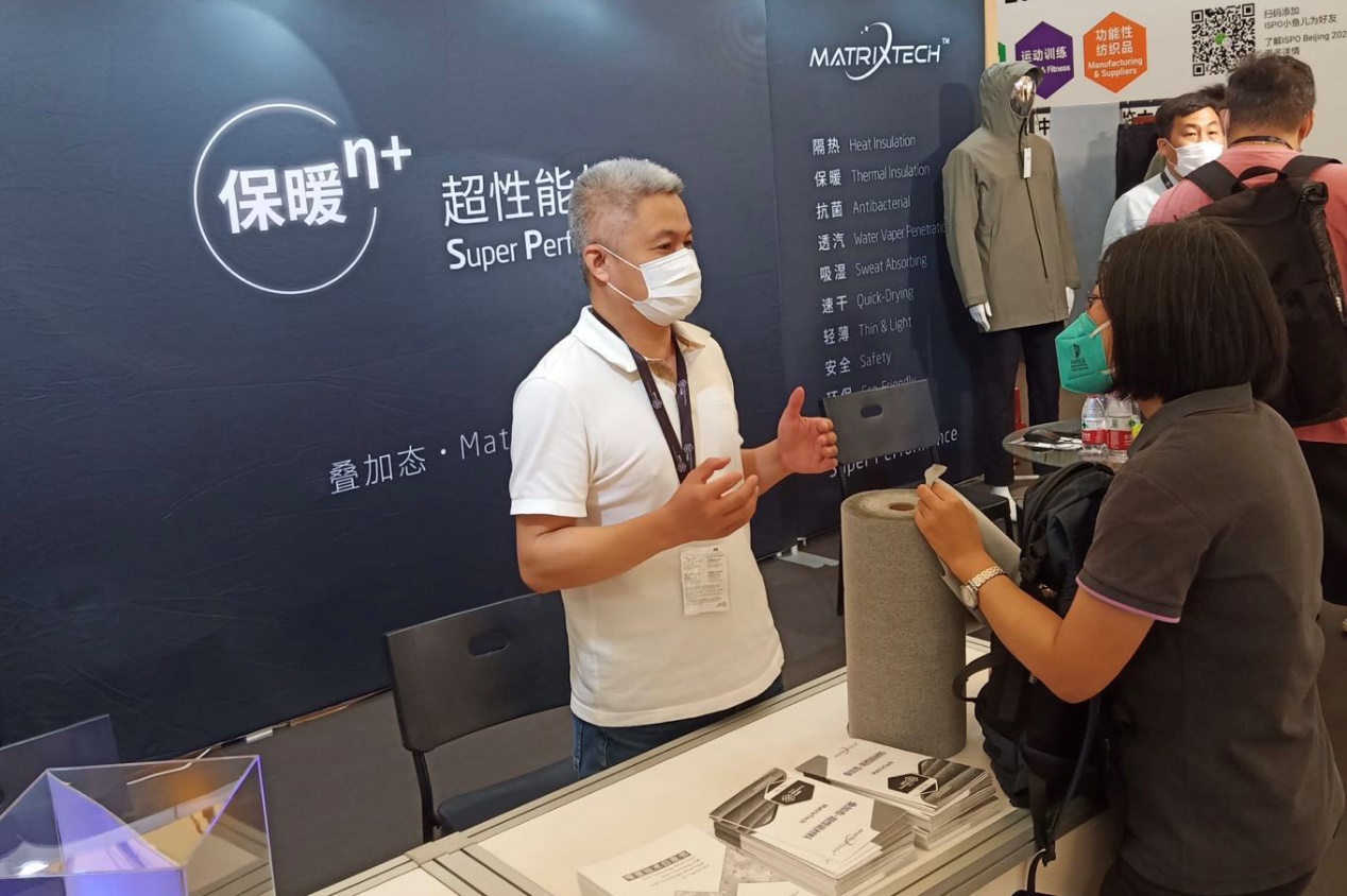 圖片包含 游戲機, 電腦, 站  描述已自動生成