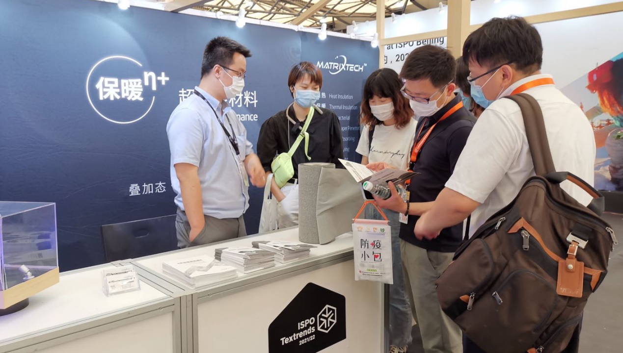 圖片包含 游戲機, 電腦, 桌子, 柜臺  描述已自動生成