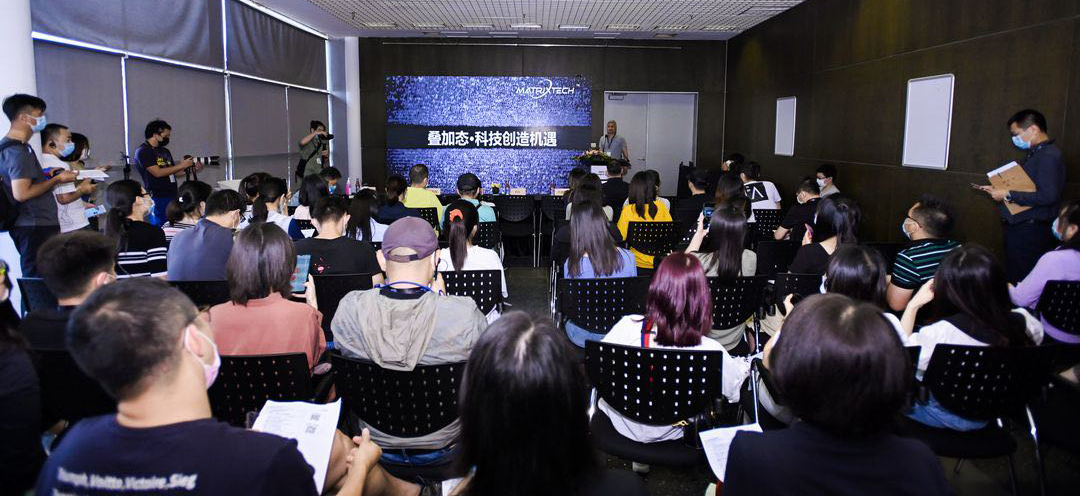 會議室里的人們  描述已自動生成